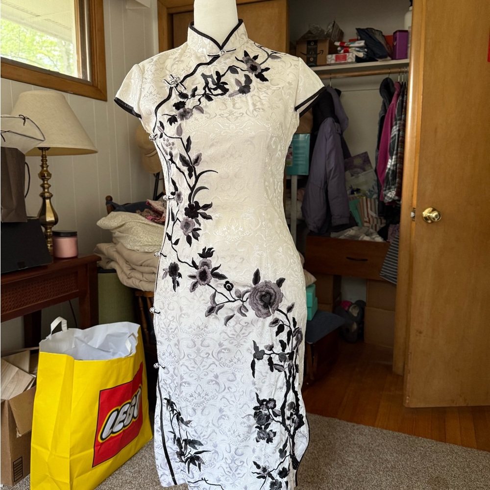 Elegant White Floral Cheongsam Dress